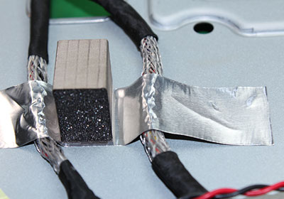 用于将电缆固定到金属框架的导电胶带